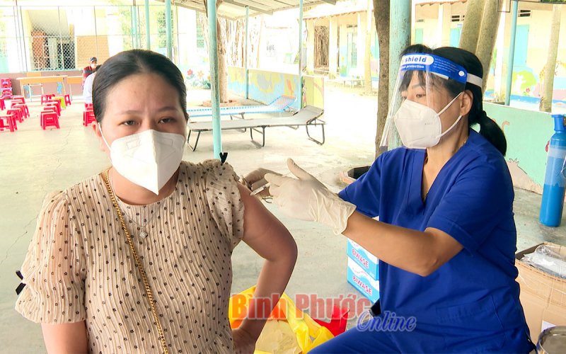 Bình Phước tăng cường tiêm vắc xin phòng Covid-19 cho người từ 18 tuổi trở lên