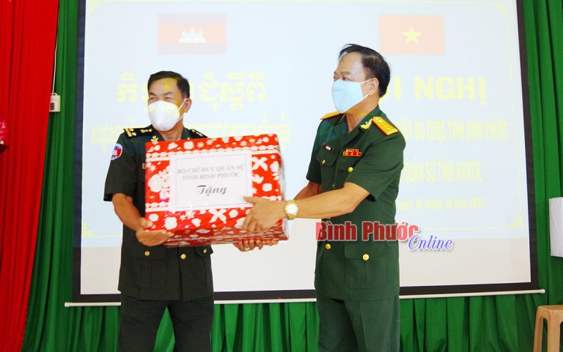 Bộ CHQS Bình Phước và Tiểu khu quân sự Kratie ký kết phối hợp hoạt động