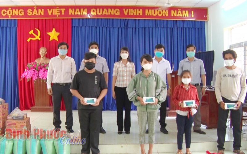 Bù Đốp: Tặng thiết bị học tập và quà cho học sinh nghèo, gia đình khó khăn 