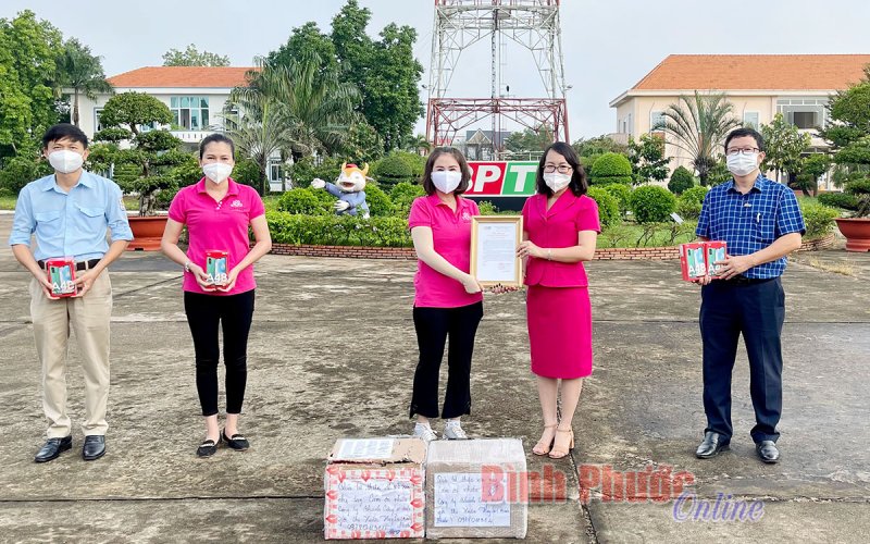 Câu lạc bộ Sen Hồng đồng hành với “Sóng và máy tính cho em”