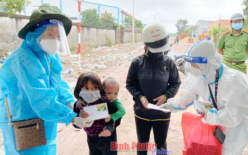 Chia sẻ yêu thương, hỗ trợ người dân về quê tránh dịch