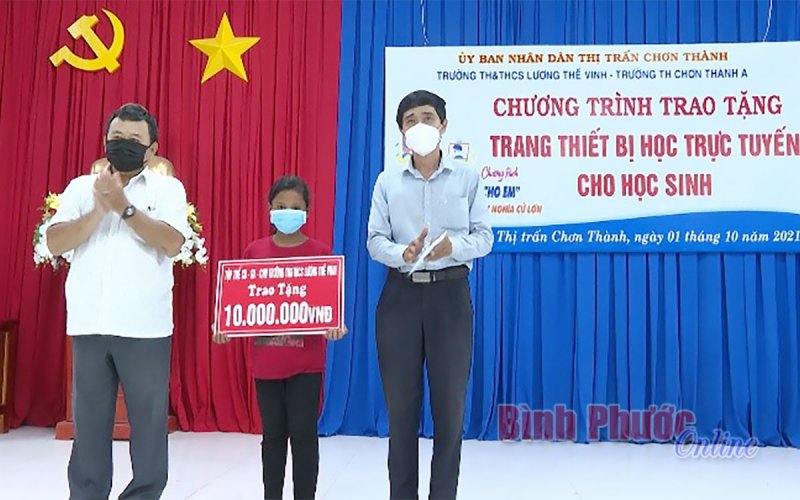 Chơn Thành: Tặng thiết bị học trực tuyến cho học sinh khó khăn trị giá 166 triệu đồng