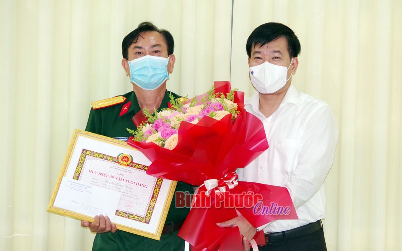 Đại tá Nguyễn Thành Ruân nhận Huy hiệu 30 năm tuổi Đảng