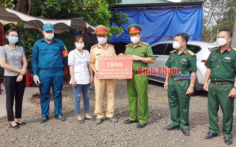Đoàn công tác của tỉnh thăm, tặng quà các chốt kiểm soát phòng, chống dịch Covid-19 tại Chơn Thành