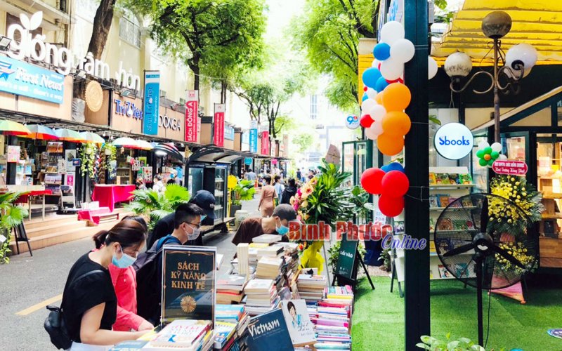 Đường s&aacute;ch TP. Hồ Ch&iacute; Minh hoạt động trở lại sau gi&atilde;n c&aacute;ch