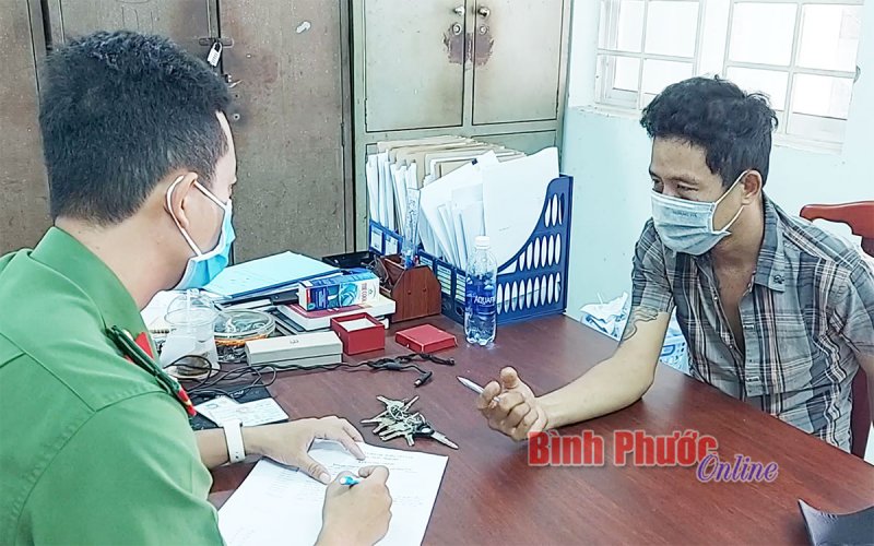 Hai người dân truy đuổi bắt kẻ trộm xe máy