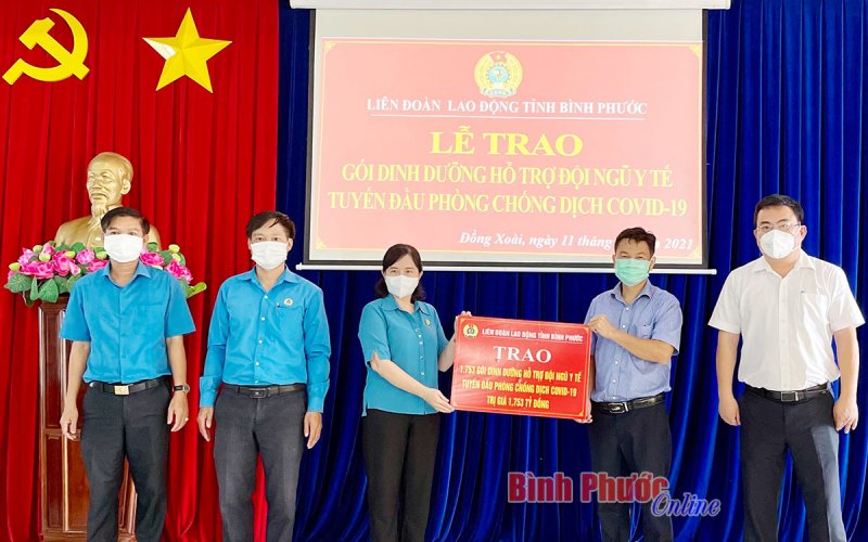 Hỗ trợ gói dinh dưỡng 1,753 tỷ đồng cho lực lượng y tế tuyến đầu phòng, chống dịch 