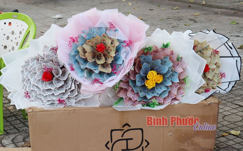 Hoa tiền thật - hoa s&aacute;p &ldquo;h&uacute;t kh&aacute;ch&rdquo; dịp 20-10