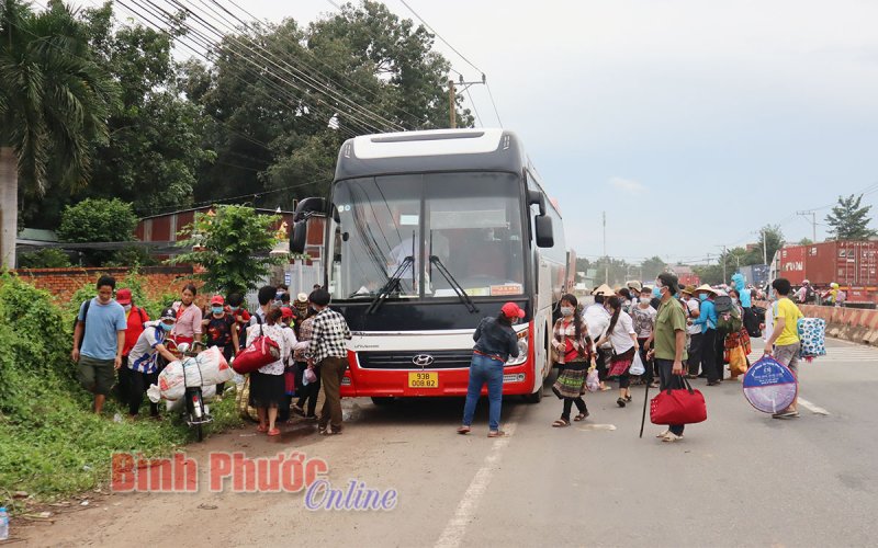 Hỏa tốc: Thủ tướng yêu cầu các tỉnh phối hợp đưa, đón người dân về quê