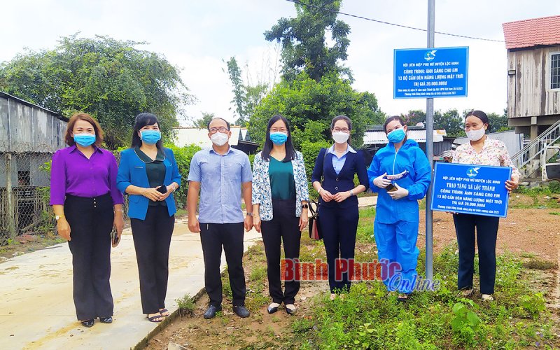 Hội LHPN tỉnh tặng quà hội viên khó khăn, tham gia chống dịch