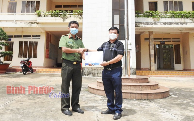 Hơn 100 triệu đồng “tiếp sức” Công an TP. Đồng Xoài làm nhiệm vụ chống dịch