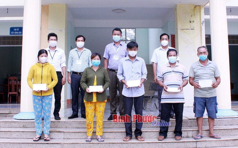 Hớn Quản: Thăm, tặng qu&agrave; đồng b&agrave;o Khmer dịp lễ Sene Dolta 