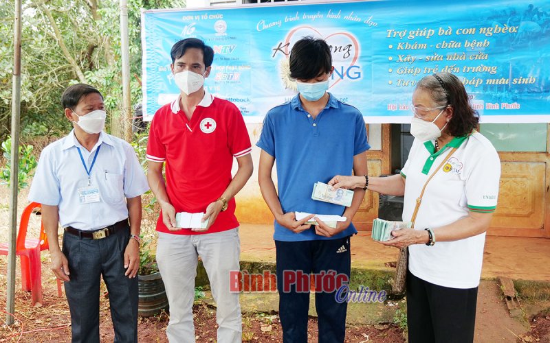 “Khát vọng sống” trao gần 174 triệu đồng trợ giúp em Dương Đăng Khôi