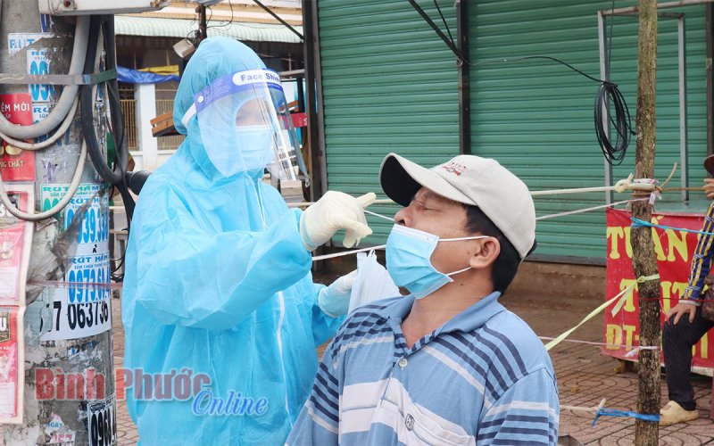 Khống chế dịch từ phong tỏa hẹp, xét nghiệm rộng 