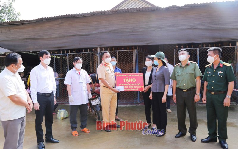 Lãnh đạo tỉnh thăm, tặng quà các chốt kiểm soát dịch Covid-19 ở Bù Đăng