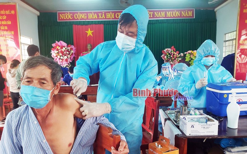 Lộc Ninh tiêm vắc xin đợt 15 hoàn thành sớm và vượt kế hoạch