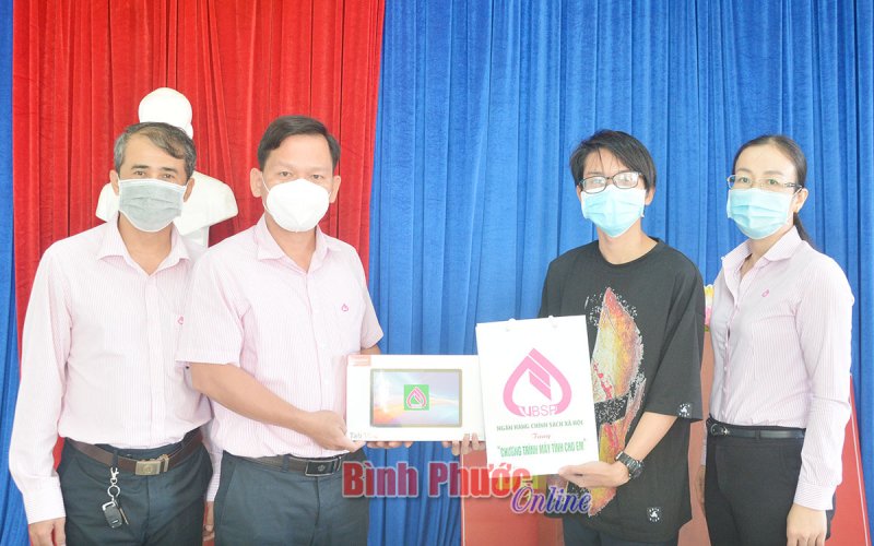 Ngân hàng chính sách xã hội tỉnh tặng máy tính cho học sinh có hoàn cảnh khó khăn