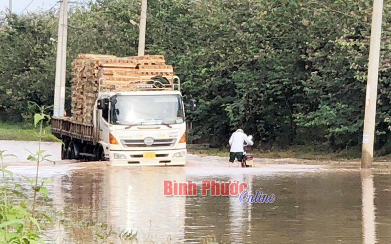 Nhiều tuyến đường ở Đồng Xoài ngập sâu, gây nguy hiểm cho người tham gia giao thông
