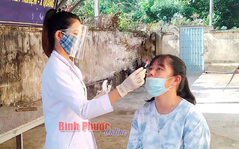 Những bóng hồng nơi tuyến đầu chống dịch