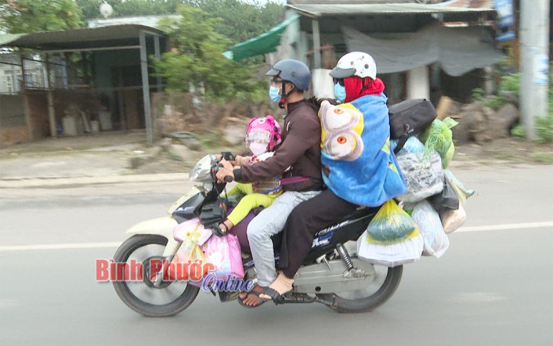 Những em nhỏ trên đường về quê tránh dịch