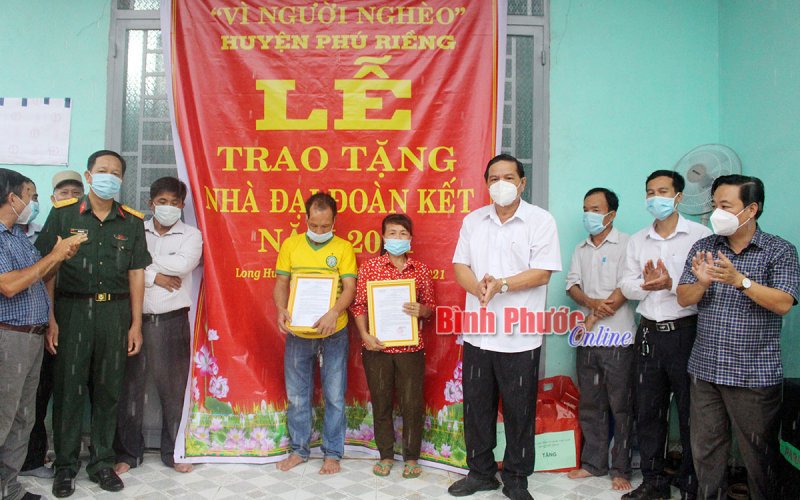 Phú Riềng: 14 căn nhà đại đoàn kết tặng hộ nghèo