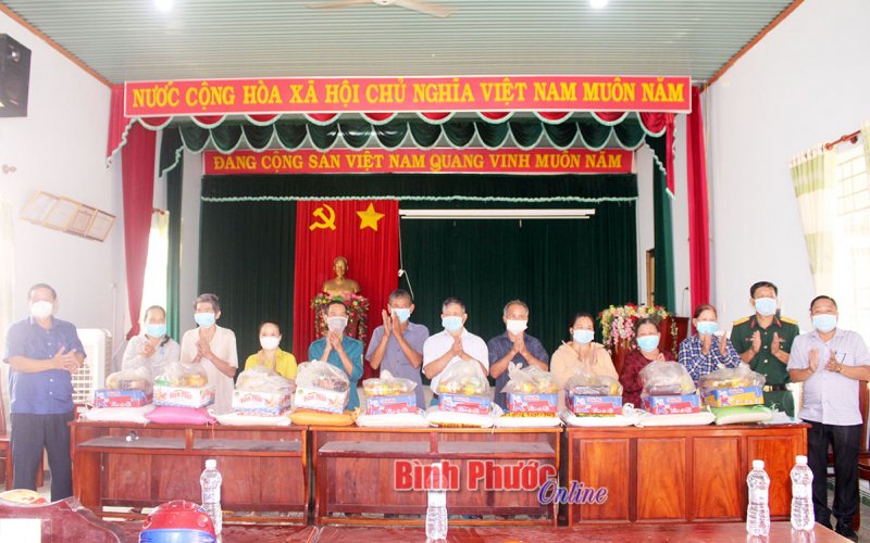Phú Riềng trao 632 phần quà cho người dân gặp khó khăn do đại dịch