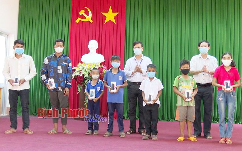 “Sóng và máy tính cho em” đến với học sinh vùng biên