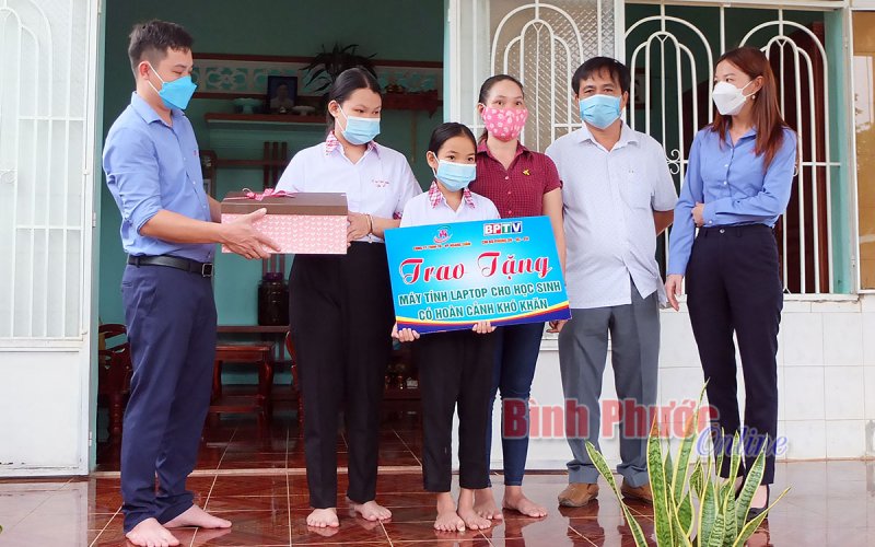 Tặng laptop cho 2 học sinh mồ côi khó khăn học trực tuyến 