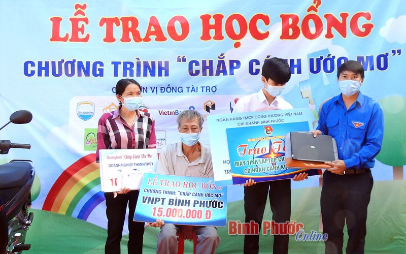 Tặng laptop cho tân sinh viên y khoa nghèo, học giỏi 