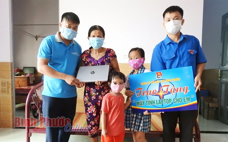 Tặng máy tính cho học sinh có hoàn cảnh khó khăn 