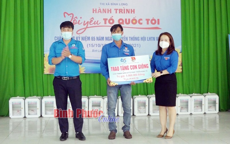 Trao tặng túi an sinh, con giống cho người dân, thanh niên có hoàn cảnh khó khăn