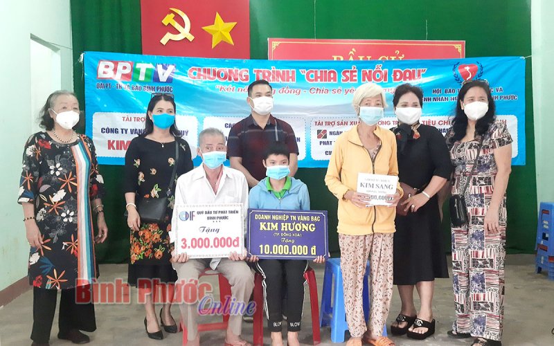 Trợ giúp gần 165 triệu đồng cho 2 hoàn cảnh khó khăn