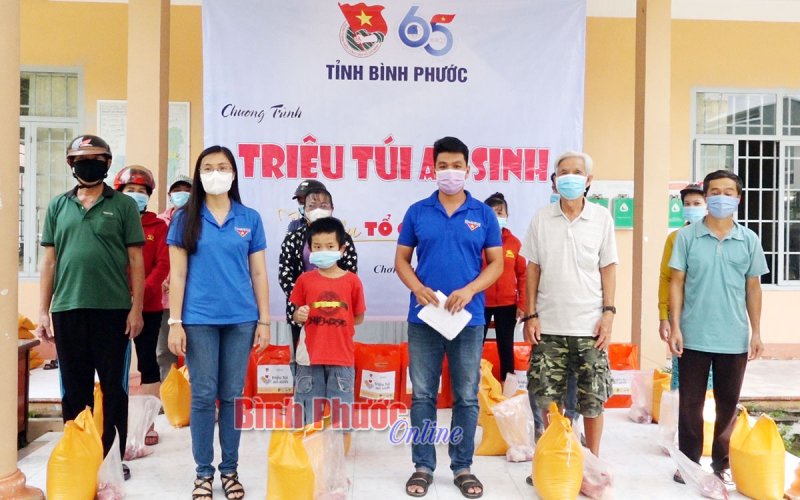 Tuổi trẻ Chơn Thành tặng người lao động 500 “Túi an sinh” 