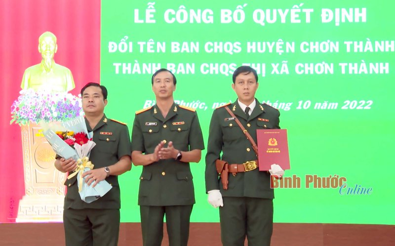 Ban Chỉ huy Quân sự thị xã Chơn Thành được tặng Quân kỳ Quyết thắng
