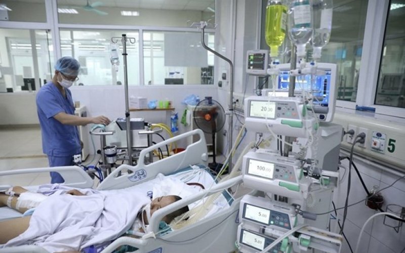 Bệnh nhi nhiễm cúm A/H5 trong tình trạng suy hô hấp, đặt nội khí quản