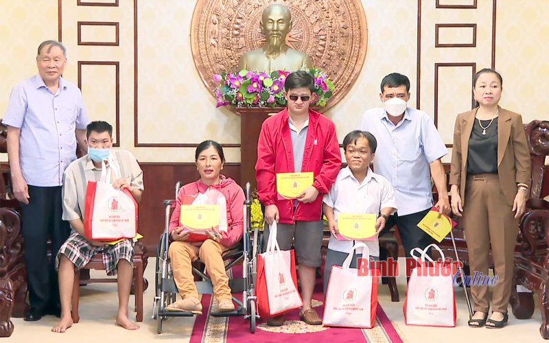 Bình Phước: 30 phần quà tặng nạn nhân chất độc da cam/dioxin