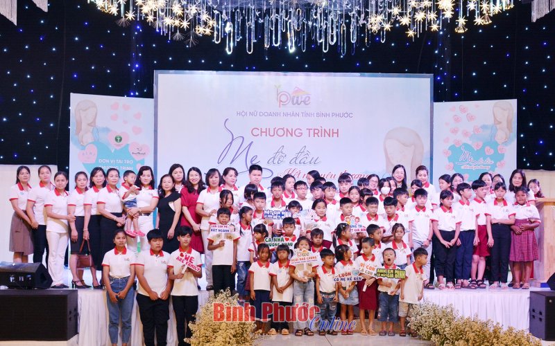 Bình Phước: 61 trẻ mồ côi, hoàn cảnh khó khăn được Hội Nữ Doanh nhân tỉnh nhận đỡ đầu