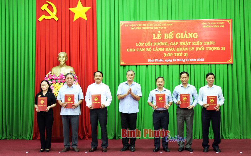 Bình Phước: Bế giảng lớp bồi dưỡng, cập nhật kiến thức cho cán bộ lãnh đạo, quản lý