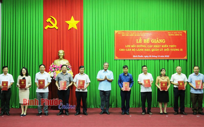 Bình Phước: Bế giảng lớp bồi dưỡng, cập nhật kiến thức cho cán bộ lãnh đạo, quản lý