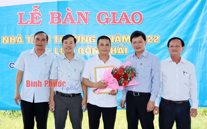 Bình Phước: Khối thi đua số 10 trao tặng 3 căn nhà tình thương cho người lao động