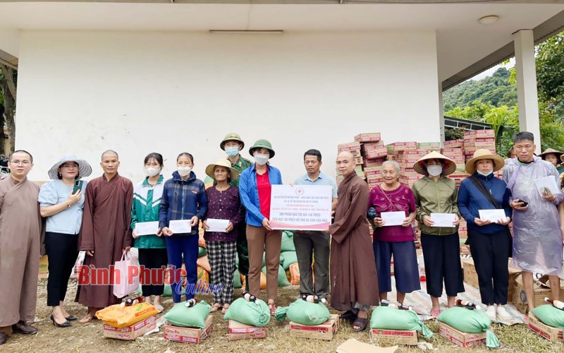 Bình Phước: Tặng quà người dân huyện Kỳ Sơn, tỉnh Nghệ An bị thiệt hại do bão số 4
