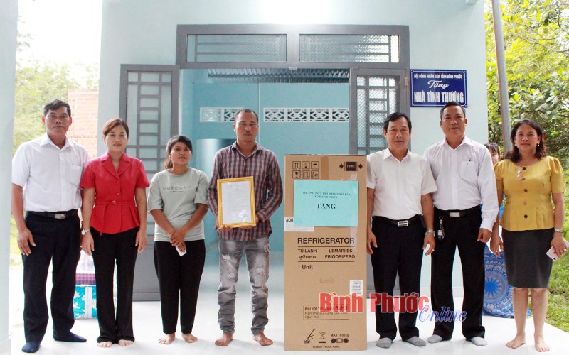 Bình Phước: Thường trực HĐND tỉnh trao tặng 2 căn nhà tại huyện Hớn Quản