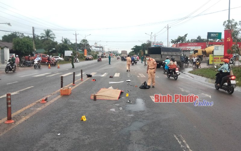 Bình Phước: Tông vào xe tải, nam thanh niên tử vong tại chỗ