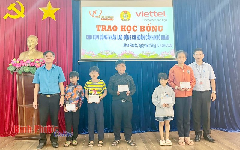 Bình Phước: Trao học bổng cho con công nhân lao động có hoàn cảnh khó khăn