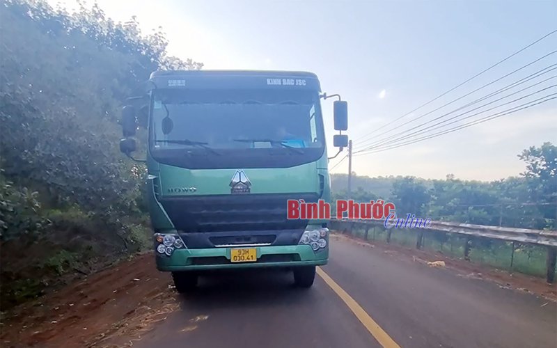 Bình Phước: Xe tải vi phạm nhiều lỗi hiên ngang lưu thông  