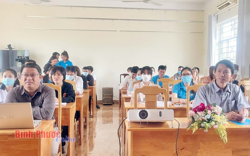 Bồi dưỡng nhận thức về Đảng cho 40 quần chúng ưu tú tại KCN Đồng Xoài -  Đồng Phú