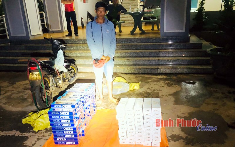 Cảnh sát giao thông Công an tỉnh Bình Phước bắt đối tượng vận chuyển thuốc lá lậu