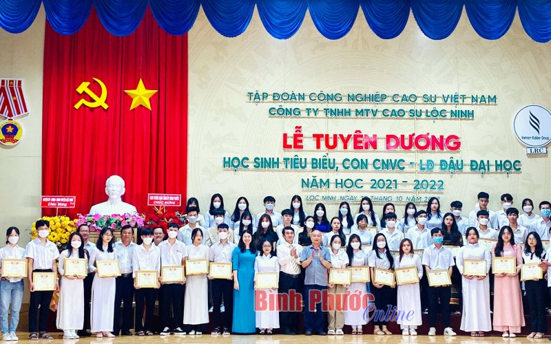 Cao su Lộc Ninh tuyên dương học sinh giỏi và trúng tuyển đại học 
