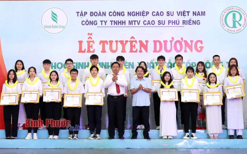 Cao su Phú Riềng tuyên dương 129 học sinh, sinh viên xuất sắc cấp công ty