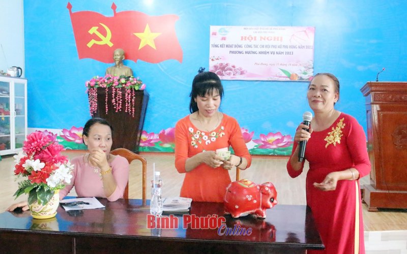 Chủ tịch UBND tỉnh Trần Tuệ Hiền dự hội nghị tổng kết công tác phụ nữ thôn Phú Hưng